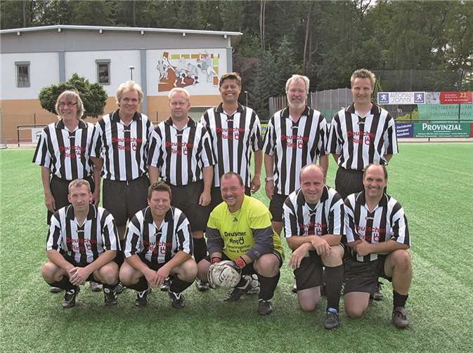 Mit einem verdienten 8:5 gewannen die „Ältesten der Alten“ der AH Ellingen/Bonefeld/Willroth das Kleinfeldspiel gegen die „Brennich-Elf“ aus Andernach. Hinten v.li. Herbert Klein, Jürgen Huth, Thorsten Döhler, Jürgen Reinhard, Gerd Schneider, Olaf Keller. Vorne v.li. Jürgen Lück, Sascha Freitag, Thomas Fogel, Werner Müller, Sascha Neitzert. privat