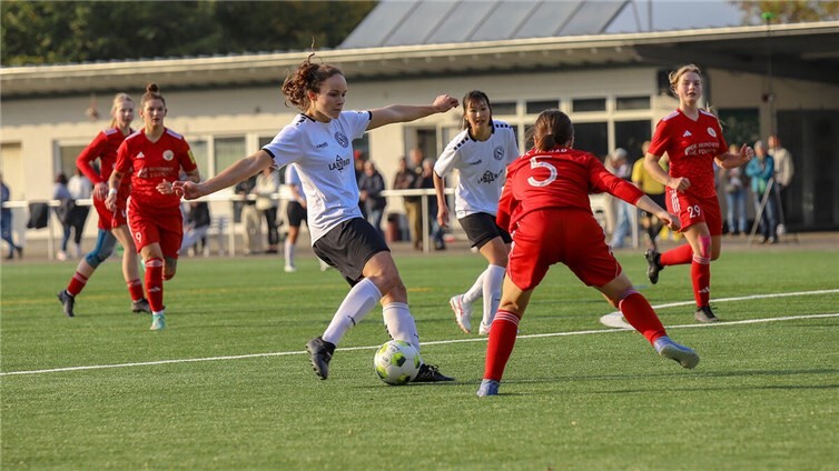 Mit einem verdienten Auswärtssieg beim FC Urbar festigte der SC 13 Bad Neuenahr den zweiten Tabellenplatz und setzte sich mit 2:0 durch.  Foto: Guido Kölzer