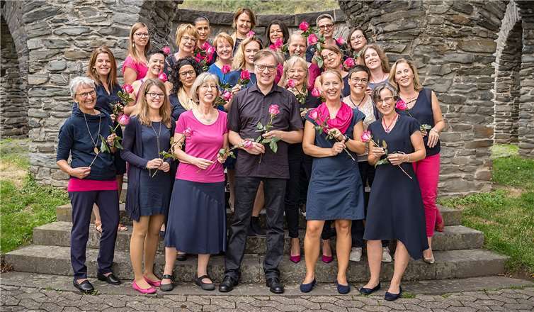 Mit einem vielstimmigen Mix aus Rock und Pop – mal a capella, mal mit Klavierbegleitung – werden die knapp 25 Sängerinnen ihr Publikum unterhalten. Foto: Bernhard R. Creative Moments