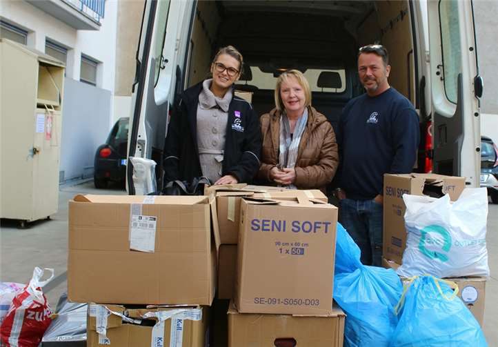 Mit einem voll gepackten Transporter mit Spenden fuhren die Mitarbeiter des Sanitätshauses bei der Koblenzer Caritas vor. privat