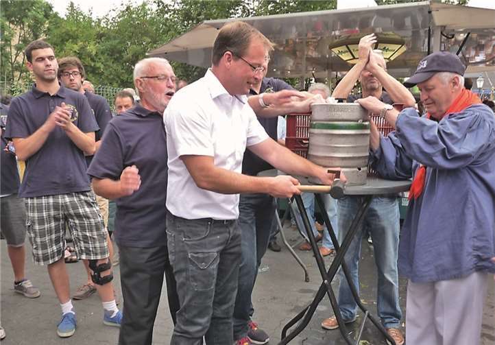 Mit einem zielsicheren Fassanstich eröffnete Schirmherr Jörg Lempertz die Laurentiuskirmes.