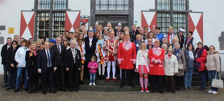 Mit einer 70-köpfigen Delegation war Roi Jean-Philippe de Mi Careme aus Pornic angereist. -DL-