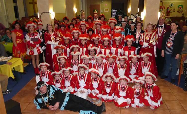Mit einer 80-köpfigen Abordnung bot die KG "Bunte Kuh" im Seniorenheim St. Martin ein tolles Programm. privat