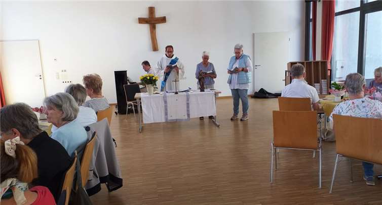 Mit einer Andacht von Diakon Andreas Schlösser und musikalischer Begleitung durch Burgard Esten stimmten sich 23 Senioren bei Kaffee und Kuchen auf den Wonnemonat Mai ein.  Foto: Margrit Schuch
