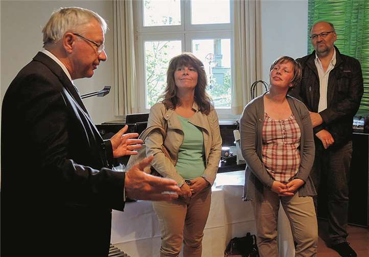 Geldregen für zwölf verschiedene Projekte Mit einer Anekdote krönte Oberbürgermeister Hofmann-Göttig die Vorstellung des Projekts der Stiftung Kinderseele durch (v.l.) Petra Zeppenfeld und Nathalie Dimmig.