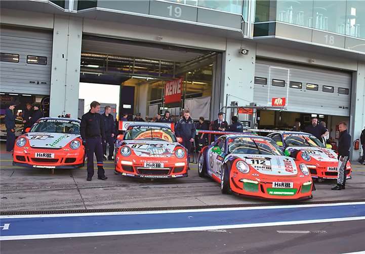 Mit einer Armada von 4 Porsche Boliden startete das Team von RTR aus Adenau in den 8. VLN-Lauf.