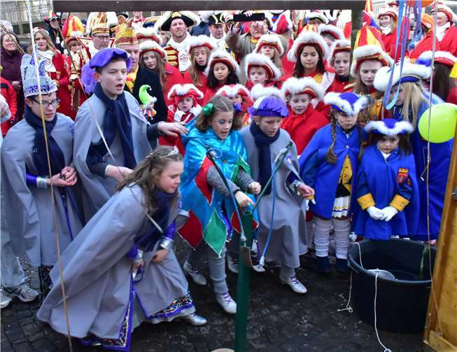 Mit einer Armbrust schossen Kinderprinzenpaar und Gefolge auf Luftballons. Fotos: HEP