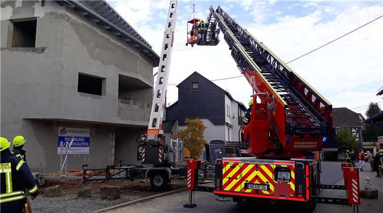 Mit einer Drehleiter wurde der Mann aus seiner misslichen Lage befreit. Foto: Feuerwehr VG Dierdorf