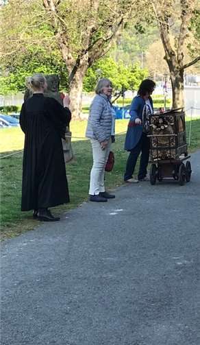 Mit einer Drehorgel wurde musikalischer Kontakt zu den Bewohnern des Eltzerhofes aufgenommen.Foto:privat