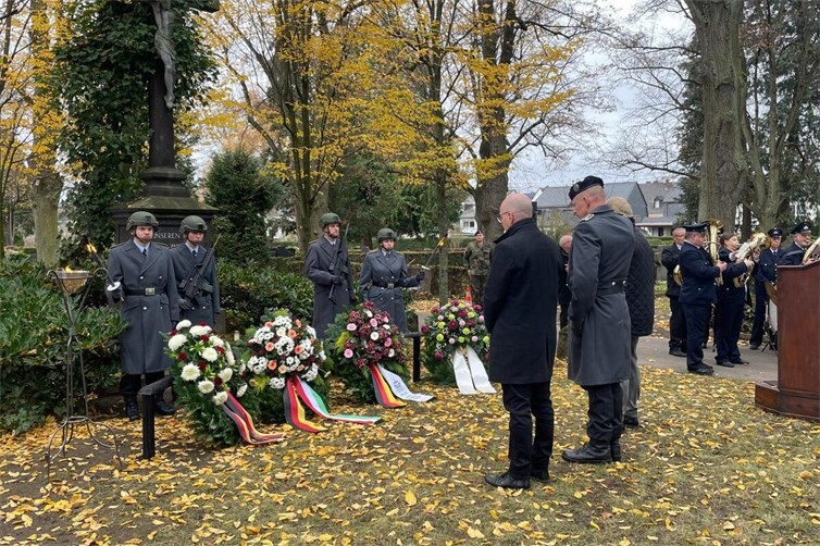 Mit einer Feierstunde wird am 15. November am Hochkreuz auf dem städtischen Friedhof in Mayen den Toten gedacht