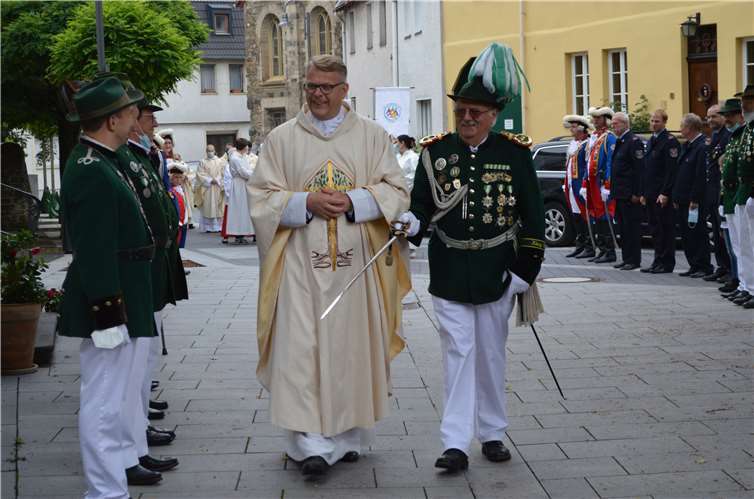 Mit einer Festmesse, geprägt von vielen Dankesworten und Musik, sowie einem anschließenden Begegnungsfest im Pfarrgarten wurde das Priesterjubiläum von Pastor und Dechant Frank Klupsch gefeiert.Foto: AB