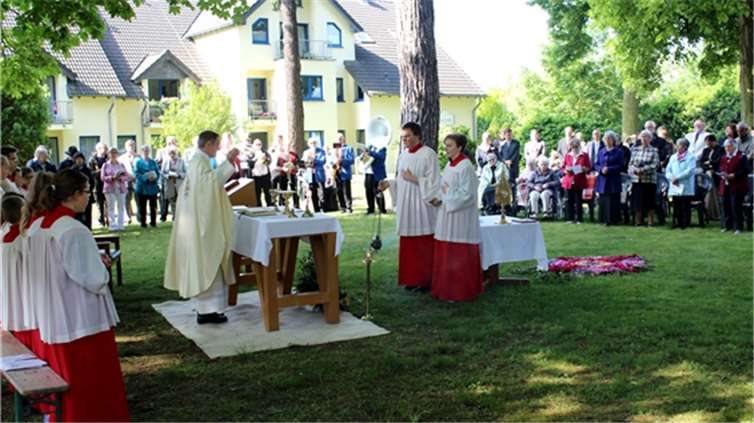 Mit einer Festmesse im Park des Scheurener Seniorenstifts Sankt Pantaleon und einer anschließenden Sakramentsprozession zur Pfarrkirche feierte die Unkeler Gemeinde traditionell am Donnerstagvormittag Fronleichnam, das „Hochfest des Leibes und Blutes Christi“. DL
