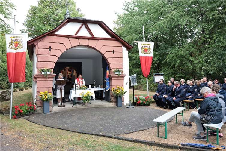 Mit einer Festmesse, zelebriert von Pfarrer i.R., an der Schutzengelkapelle begann das Feuerwehrfest. Foto: SES