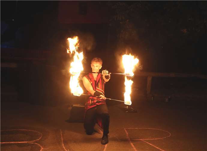 Mit einer Feuershow begeisterte „Herr Prekär“ das Publikum.