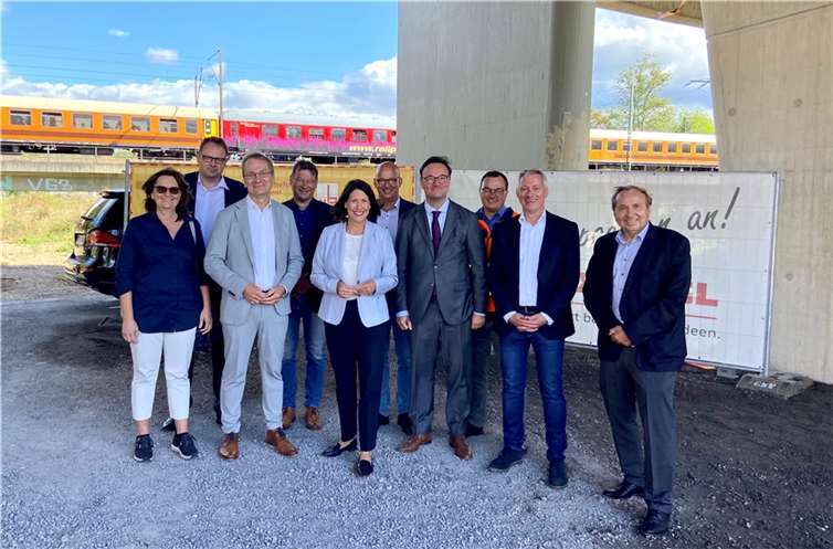 Schmitt: Schnelles Bauen muss Normalität werden Mit einer Flasche Ahrsekt wurde die neue Brücke getauft. Foto: ROBZahlreiche Gäste kamen zur Einweihung der neuen B9-Brücke. Foto: MWVLW-RLP