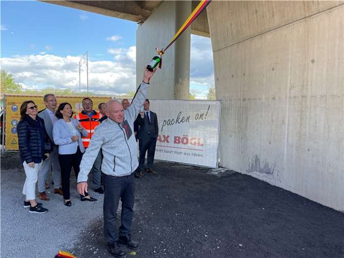 Mit einer Flasche Ahrsekt wurde die neue Brücke getauft.  Foto: ROB