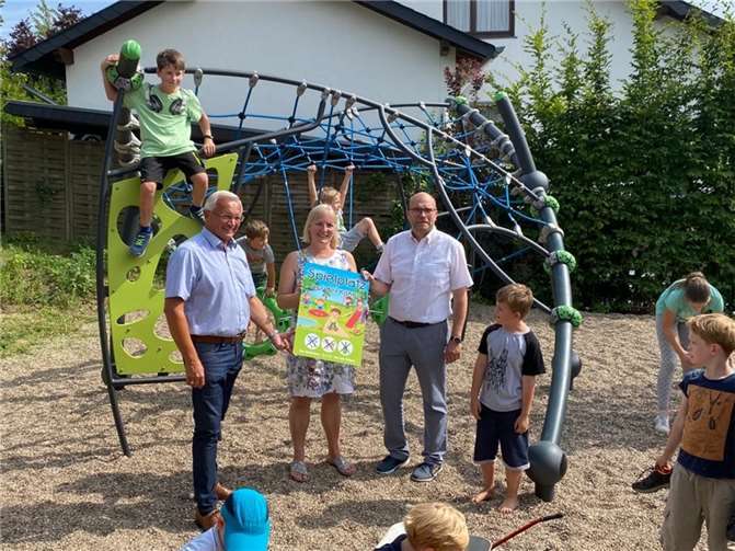 Mit einer Förderung aus der Dorferneuerung, Mitteln aus dem Gemeindehaushalt und mit dem ehrenamtlichen Einsatz der Eltern konnte die Gestaltung des neuen Spielplatzes realisiert werden.  Foto: privat