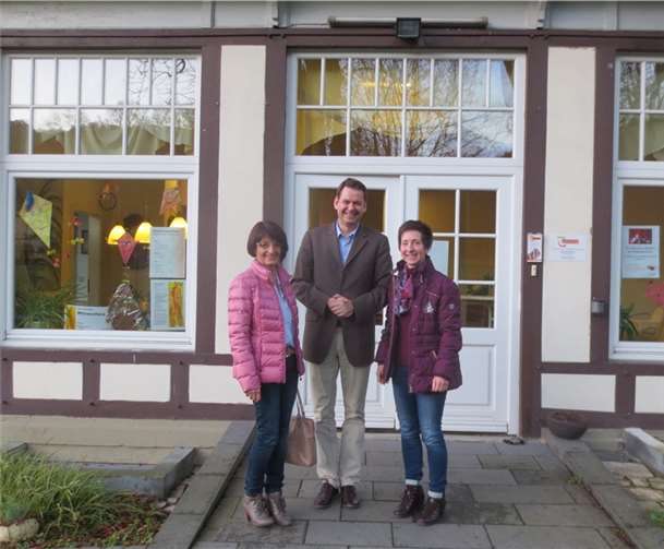 Mit einer Geldspende haben die Frauen der Kath. Frauengemeinschaft Leubsdorf das Projekt „Bausteine für das Leben e.V.“ im Haus Heisterbach bei Königswinter unterstützt.kfd