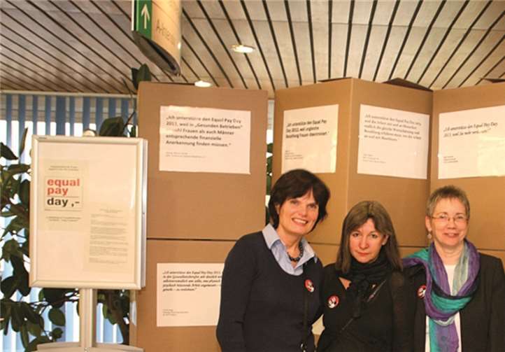 Mit einer Gemeinschaftsaktion wurde am diesjährigen Equal Pay Day auf die – im Vergleich zu anderen Branchen - niedrigen Löhne im Pflege- und Gesundheitsbereich aufmerksam gemacht: (v.l.) Katharina Hoffmann (Gleichstellungsstelle Stadt Koblenz), Gabriele Mickasch (Gleichstellungsbeauftragte Stadt Koblenz), Ramona Mika-Lorenz (Gleichstellungsbeauftragte Gemeinschaftsklinikum Koblenz-Mayen) und Lea Bales (Gleichstellungsbeauftragte Kreis Mayen-Koblenz). Stadt Koblenz