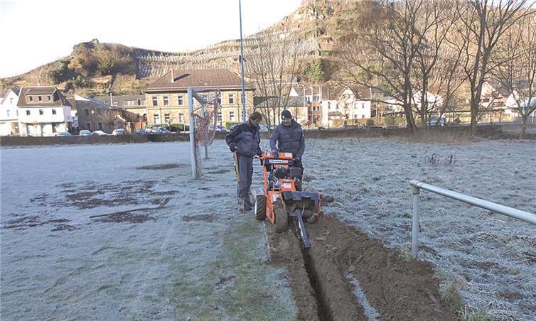 Mit einer Grabenfräse wollte man schnell den erforderlichen Graben ziehen, aber Steine lagen im Weg. privat