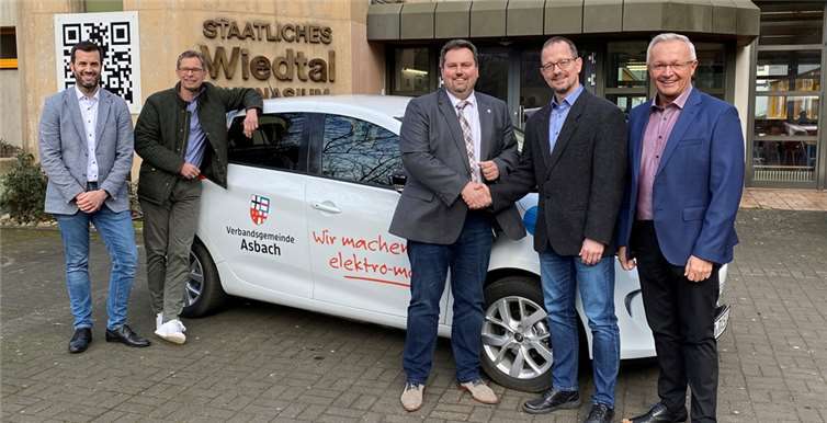 Mit einer Informationsveranstaltung für die Schülerinnen und Schüler der 11. und 12. Klassenstufe des Wiedtal-Gymnasiums in Neustadt (Wied) startete das Projekt „E-Carsharing“. (v. l.): Christian Weber (Kommunalmanager der Syna GmbH), Christian Uhlich (innogy SE), Michael Christ (Bürgermeister der VG Asbach), Thorsten Mehlfeldt (Schulleiter des Wiedtal-Gymnasium), Achim Hallerbach (Landrat des Kreis Neuwied).