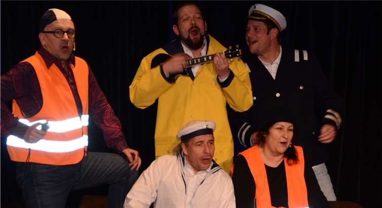 Mit einer Jahresendabrechnung boten die „Schlachtplatten-Kabarettisten“ Robert Gries, Adrian Engels und Markus Riedinger (Onkel Fisch) sowie Jens Neutag und Maria Grund-Scholer ein Feuerwerk an Witz und Satire.Weigert