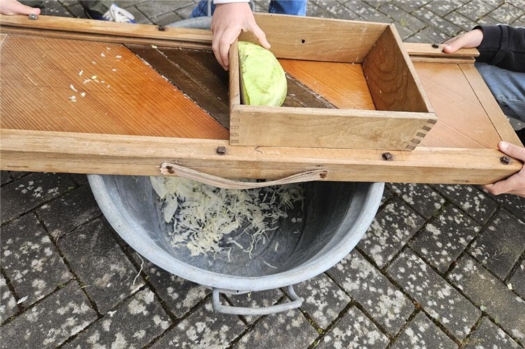 Mit einer ´Kappesschaab´ wurde der Weißkohl klein gemacht und anschließend zu Sauerkraut eingemacht