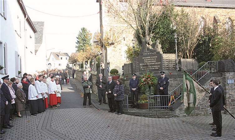 Mit einer Kranzniederlegung am Kriegerehrenmal endete in Waldorf die Gedenkfeier am Volkstrauertag.