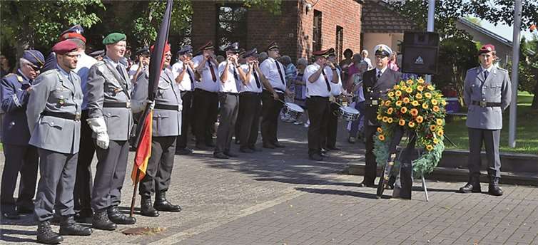 Mit einer Kranzniederlegung wurde der Toten der Kriege und der Opfer von Gewalttaten gedacht.