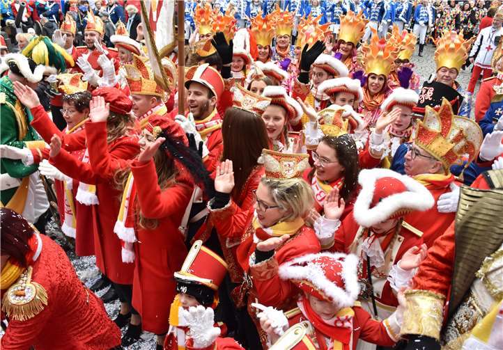 Mit einer La-Ola-Welle verwirrten die angreifenden Karnevalisten die Rathausverteidiger.