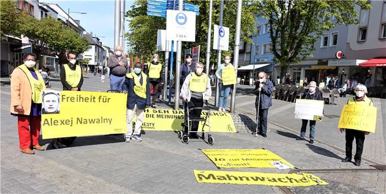 Mit einer Mahnwache bekundet Neuwieder Amngesty-Gruppe ihre Solidarität mit Alexej Nawalny. Foto: Jürgen Grab