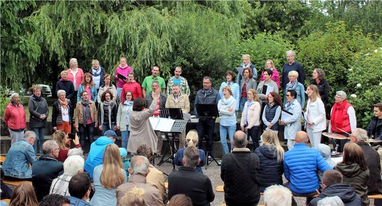 Mit einer Mischung aus neuen geistlichen Liedern und ruhiger bis schwungvoller Popmusik beeindruckte der Chor Cantiamo bei seinem Sommerfest in Rheinbach das Publikum. privat