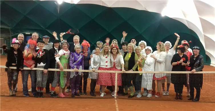 Mit einer Polonaise marschierten die Möhen am Schwerdonnerstag in die Tennishalle des TC Rhein-Wied.Foto: privat