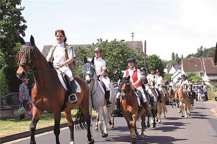 Traditionelle Pferde- und Traktoren- segnung bei herrlichem Sommerwetter Mit einer Prozession zogen die Pferde und Traktoren zur St. Wendelinuskapelle nach Hain.
