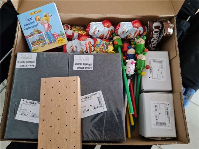 Mit einer Reihe Spenden machten die Erziehrinnen sich auf den Weg nach Nordrhein-Westfalen. Foto: Kita Kunterbunt