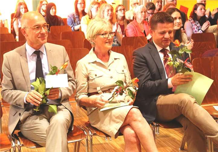 Mit einer Rose wurde die Verwaltungsspitze der Stadt Meckenheim beim Festakt begrüßt. -StF-
