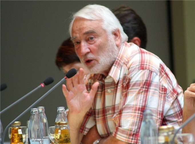 Mit einer Schweigeminute gedachte der Stadtrat Sigurd Remy, der dem Gremium seit 1981, davon lange Zeit als SPD-Fraktionschef, angehört hatte.