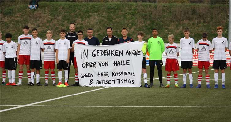 Mit einer Schweigeminute setzen die jungen Fußballer ein Zeichen.Foto: SV Rot Weiß Merl