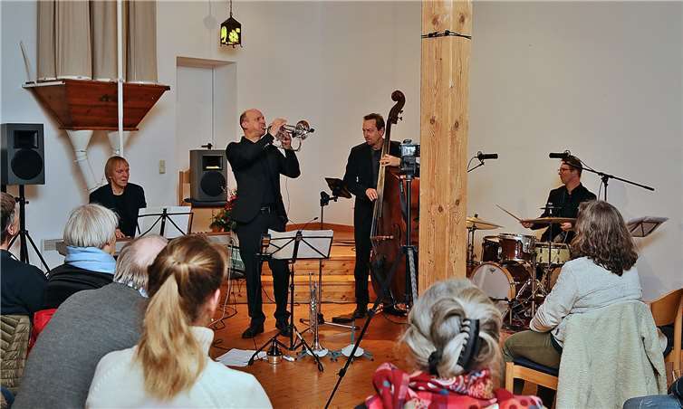 Mit einer Spende in Höhe von 1.500 Euro sichert die Bürgerstiftung der Volksbank RheinAhrEifel eG den Fortbestand der Konzertreihe „Jahres-aus-Klang“, die aufgrund der Corona-Pandemie 2020 nicht stattfinden kann. 2019 traten unterschiedlichste Künstler in Gilligs Mühle auf, darunter das Kämmerling-Quartett, das Volkslieder und Klassik im Jazzgewand spielte. Foto: Werner Dreschers