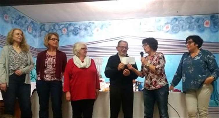 Mit einer Spende über 400 Euro wird der Verein von Pfarrer Michael Schaefer unterstützt.privat