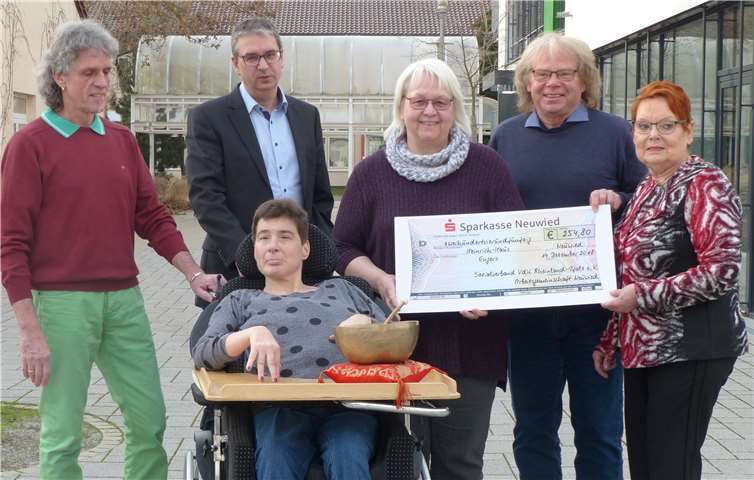Mit einer Spende unterstützt der VdK das Klangraum-Angebot des Heinrich-Hauses, bei dem Bewohnerinnen und Bewohner ein ganz besonderes Raum- und Körpererlebnis erfahren. (Hinten v. l.) Jürgen Stehl (Kultur & Freizeit Heinrich-Haus, Begleiter einer Teilnehmerin beim Klangraum), Andreas Rieß (Geschäftsführer Heinrich-Haus), Beate Kellner (Fachberatung Case Management und Organisatorin Klangraum), Rüdiger Hof (1. Vorsitzender der VdK AG Neuwied), Inge Hofmann (stellv. Vorsitzende des Sozialverband VdK – Ortsverband Niederbieber-Segendorf). (Vorne) Tanja Ellinger (Bewohnerin Wohnen im Park B und Teilnehmerin des Klangraums).Copyright: Heinrich-Haus