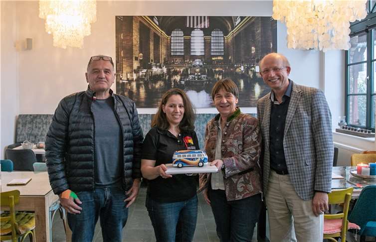 Mit einer Spende von 25.000 Euro will der Rotary Club Bonn-Museumsmeile dem hochwassergeschädigten Verein „Leben mit Autismus“ dabei unterstützen, ein neues Fahrzeug anzuschaffen. Vereinschef Peter Schumacher (links) und Mitarbeiterin Nadia Azouggarhe (Zweite von links) nahmen einen symbolischen VW-Bus aus den Händen von Dr. Mechthild Upgang, der Vorsitzenden des Sozialfonds, und Dr. Winfried Lehnen vom Gemeindienst des Rotary Clubs Bonn-Museumsmeile entgegen. Foto: JOST