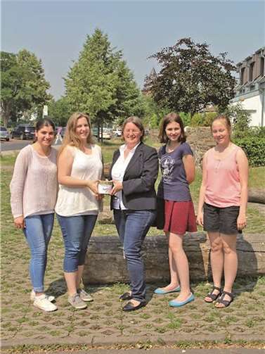Mit einer Spende von 350 Euro unterstützte das Stadtjugendparlament den Flüchtlingshelferkreis Rheinbach. privat