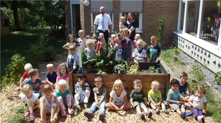 Mit einer Spende von 500 Euro konnten im Garten der Kita St. Arnulfus neue Beete und Hochbeete angelegt werden.privat