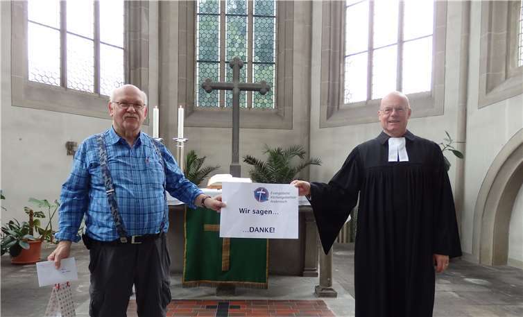 Mit einer Spende von 600 Euro bedankte sich die Kirchengemeinde beim Offenen Kanal für die großartige Unterstützung. Foto: privat