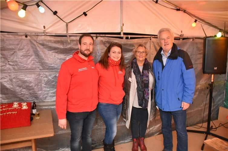 Mit einer Spende von Lions-Club für Flutopfer überraschte Alt-Bürgermeister Stefan Raetz als Club Präsident und seine Stellvertreterin Marlies Maruschke die Gro-Rhei-Ka Prinzengarde.Foto: Alfred Eich