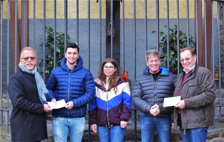 Mit einer Spende von jeweils 200 Euro unterstützt die Hochstraßennachbarschaft St. Antonius die Jugendzeltlager von Turnerbund und der Pfarrei Maria Himmelfahrt. Foto: K. P. Schmelzeisen