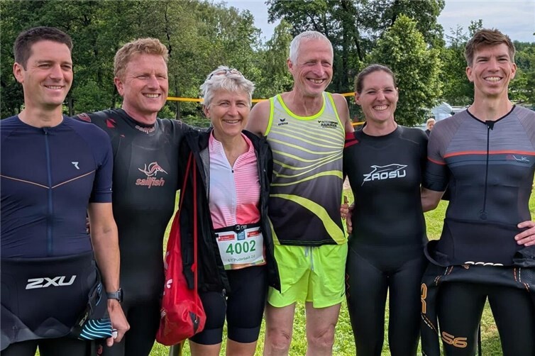 Mit einer Staffel und drei Einzelstartern war der LT Puderbach beim Löwentriathlon in Freilingen am Start und konnte sich sehr gut platzieren! Platz zwei für das Staffeltrio Ramona Winter, Birgit Hauser und Jörg Dittrich sowie Platz zwei für Jendrik Graß (M45) und Platz 3 für Christoph Mauel (M55) in der olympischen Distanz! Auf dem Foto v.l.n.r.; Ralph Desgronte, Christoph Mauel, Birgit Hauser, Jörg Dittrich, Ramona Winter und Jendrik Graß.