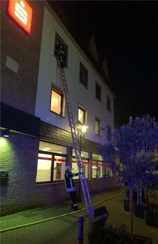 Mit einer Steckleiter konnten an der Seite des Gebäudes weitere Personen gerettet werden.