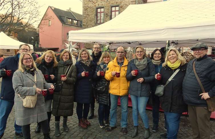 Mit einer Tasse Winzerglühwein ließ es sich auf dem Winninger Marktplatz hervorr...
